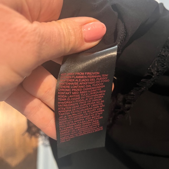 Black mini-dress with lace trim - Picture 6 of 9